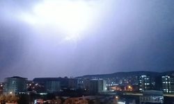 Gaziantep’te Şimşekler Geceyi Aydınlattı