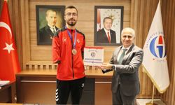 Avrupa Şampiyonu Başarısını Rektörle Paylaştı