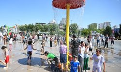Gaziantep’te Çocuklar Su Fıskiyesiyle Serinledi