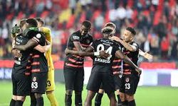 Kırmızı-Siyahlılardan Üçte Üç