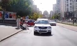 Otomobil Ani Manevra Yaptı, Kurye Yola Savruldu