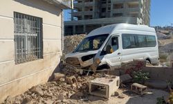 Gaziantep’te zincirleme kaza: Servis eve çarptı
