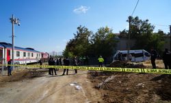 Tren, Servise Çarptı: Çok Sayıda Yaralı Var
