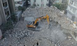 İslahiye’de Hasarlı Binaların Yıkımı Devam Ediyor