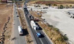 Tekstil Yüklü Tır Yola Savruldu