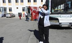 Türk Bayrağını Öperek Uğurlandı