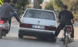 Motosikletliler, Yolda Kalan Otomobili Ayaklarıyla İtti
