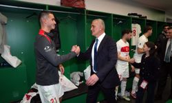 Hacıosmanoğlu, Ay-Yıldızları Soyunma Odasında Tebrik Etti