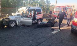 Hafif Ticari Araç Kamyona Çarptı: 3 Ölü