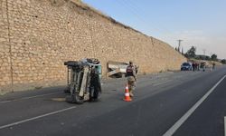 Kamyonet arkadan çarptı, ticari araç takla attı