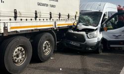 Minibüs Tıra Arkadan Çarptı