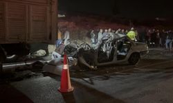 Silaj Yüklü Kamyona Çarpan Otomobilde Üç Can Gitti