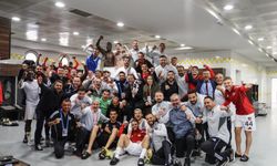 Soyunma Odasında Coşku Dolu Anlar