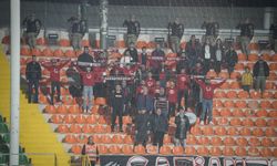 Kırmızı-Siyahlılar Takımlarını Yalnız Bırakmıyor