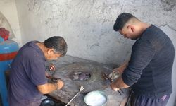 Unutulmaya yüz tutan kalaycılığı baba-oğul ayakta tutuyor