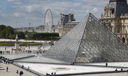 Louvre Müzesi'nin Başına Bu da Geldi