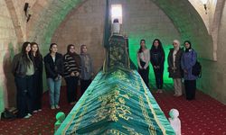 Öğrencilerden Türbeye Manevi Ziyaret
