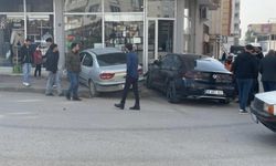 Otomobiller İşyerine Daldı