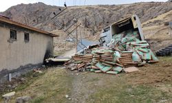 Tavuk Yüklü Tır Kaza Yaptı