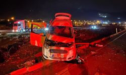 Tır ile Hafif Ticari Araç Çarpıştı