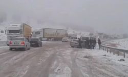 Karadağ Geçidi’nde araçlar mahsur kaldı