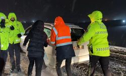 Polis ve Jandarma Yolda Kalanların İmdadına Yetişti