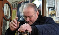 Usta, Yarım Asırdır Süren Saatçilik Mesleğini Sürdürüyor