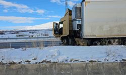 Tır Bariyerlere Çarptı