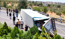 Gaziantep-Nizip Yolunda Feci Kaza! Muz Yüklü Tır Devrildi!