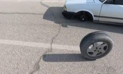 Seyir Halindeki Otomobilin Lastiği Fırladı