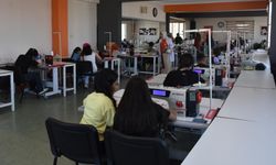 Minik terziler kendi kalem cüzdanlarını dikiyor