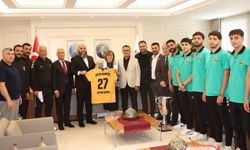 Şampiyon Karşıyakaspor Kupayı Fatma Şahin’e Götürdü