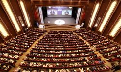 Evlilik okulundaki çiftler mezuniyet sevinci yaşadı