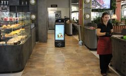 Garson robot merdivenden düştü