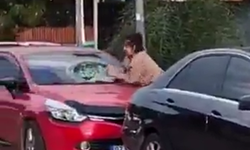 Gaziantep’te Cinnet Geçiren Kadın Araçlara Saldırdı