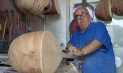 36 yıldır bağlama yapıyor ama çalamıyor