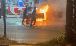 Gaziantep’te park halindeki otomobil alev aldı