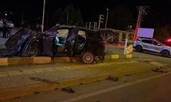 Kontrolden çıkan otomobil kaldırıma çarptı