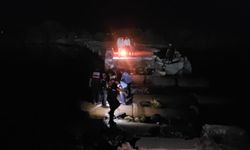 Su yükseldi, 4 arkadaş yıkık köprüde mahsur kaldı