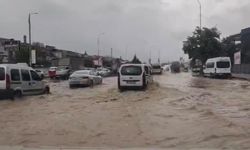 Gaziantep’te sağanak yolları göle çevirdi