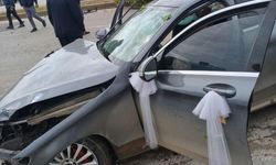 Gelin arabası süsleriyle kazaya karıştı
