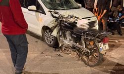 Motosiklet ile hafif ticari araç çarpıştı