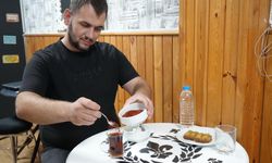 Tatlıyı Bile Pul Biberle Yiyen Adam Şaşırtıyor