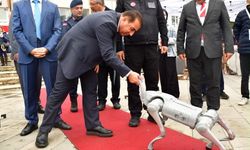 Robot köpek Logi ilgi odağı oldu