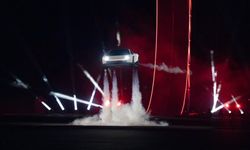 Tesla’nın uçan otomobili Roadster tanıtıldı