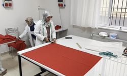 Türk bayrakları el emeğiyle hazırlanıyor