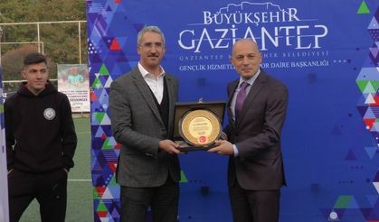 Jübile yapan Cüneyt Çakır'a Gaziantep'te plaket