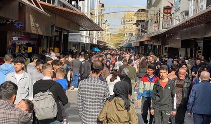 Çarşı ve pazarlarda bayram yoğunluğu