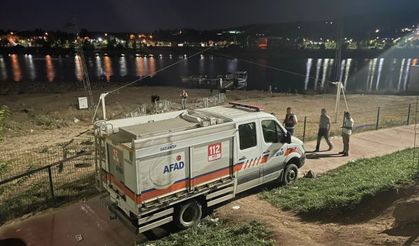 Gölete düşen genç için yoğun arama çalışması 