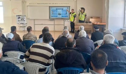 Jandarmadan traktör sürücülerine reflektif yelek dağıtımı